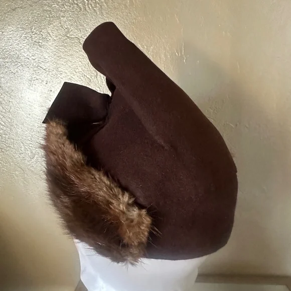 SKILLFUL 1930s' BROWN FELT HAT WITH FUR "WINGS" + FELT BOW